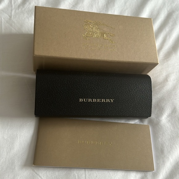 Brand new Burberry sunglasses - Picture 1 of 7
